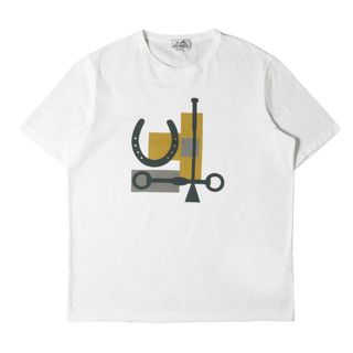 エルメス(Hermes)のHERMES エルメス Tシャツ サイズ:XL 20AW 馬具 グラフィック クルーネック 半袖Tシャツ / エッグバッド ライディングウィップ ホースシュー 馬蹄 乗馬鞭 ホワイト 白 イタリア製 トップス カットソー【メンズ】【中古】(Tシャツ/カットソー(半袖/袖なし))