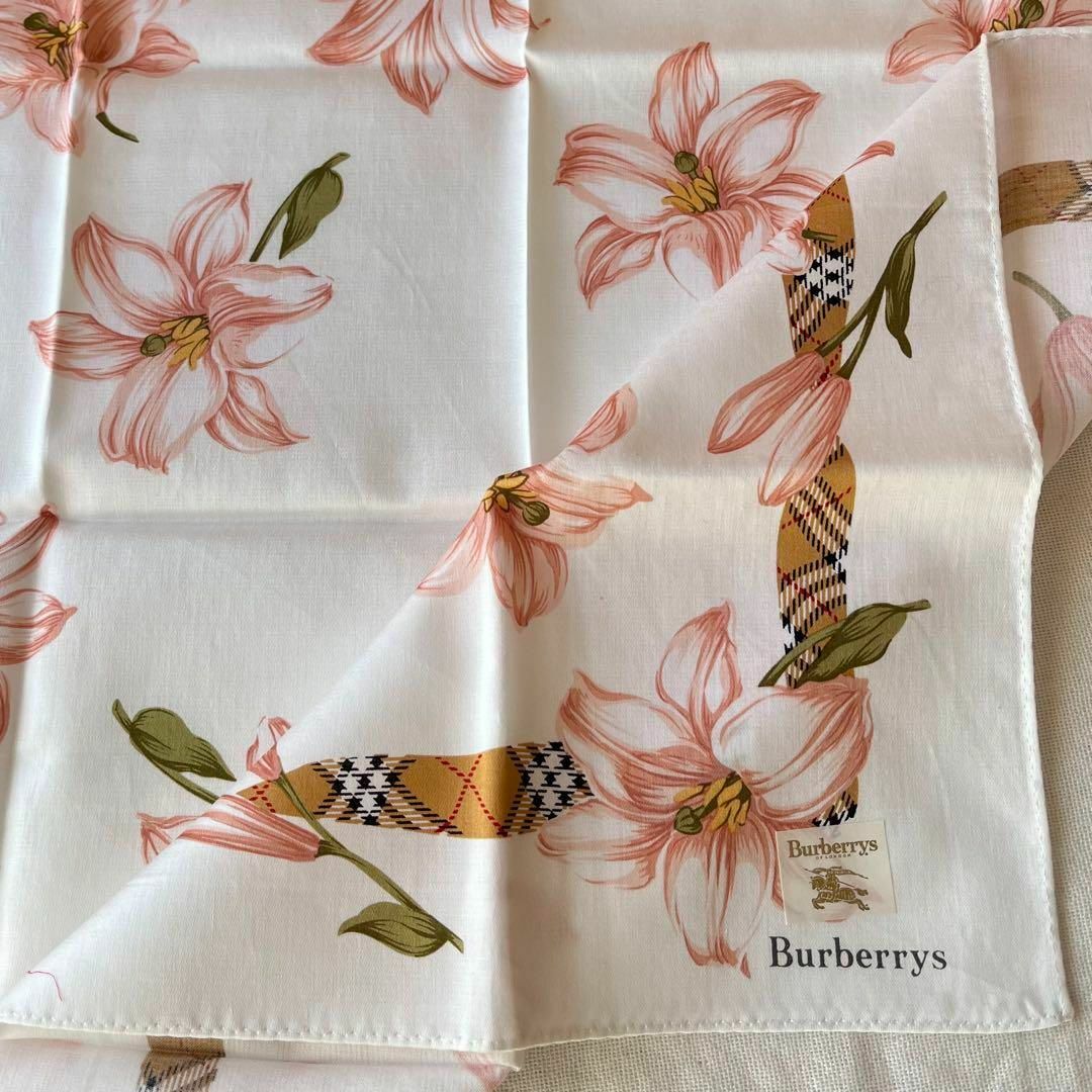 BURBERRY(バーバリー)のバーバリーズ　ハンカチ　ノバチェック　花 レディースのファッション小物(ハンカチ)の商品写真