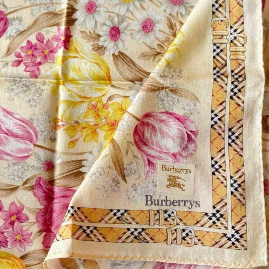 BURBERRY(バーバリー)のバーバリーズ　ハンカチ　ノバチェック　花　薄い黄色 レディースのファッション小物(ハンカチ)の商品写真