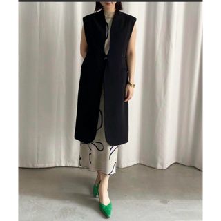 WAVE COLLAR ANGULAR VEST