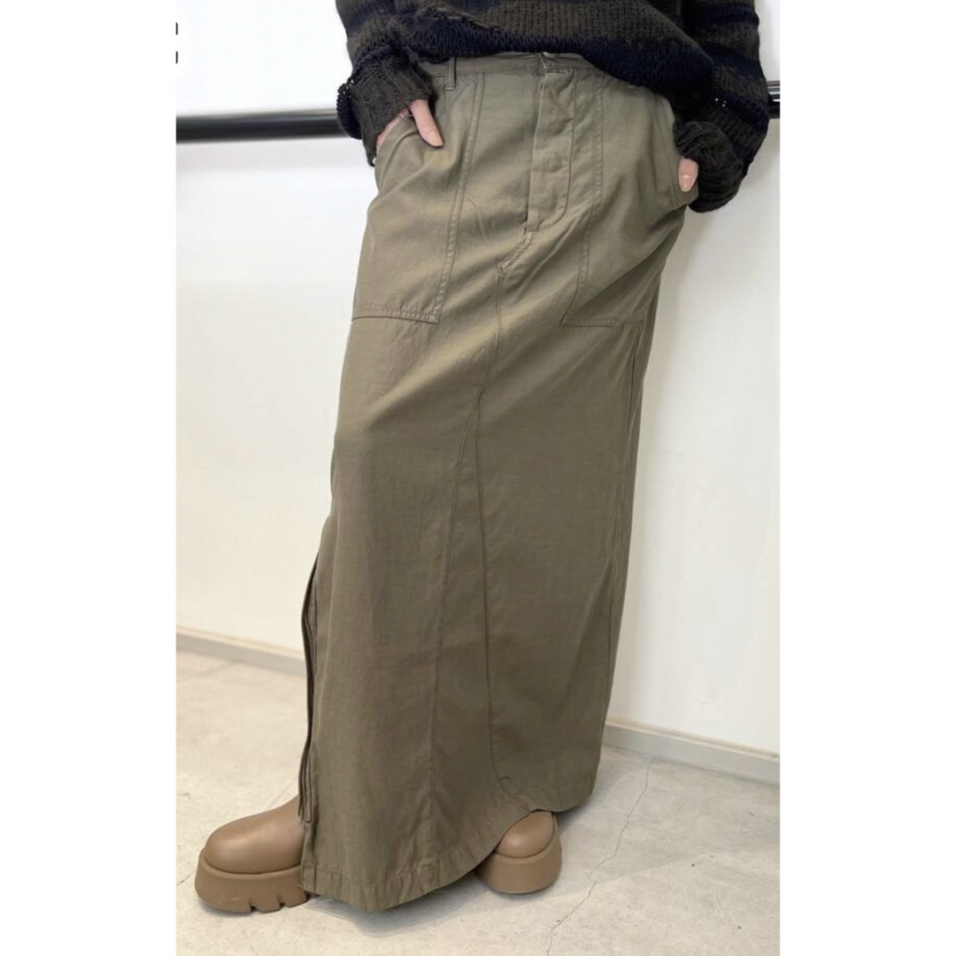 L'Appartement DEUXIEME CLASSE(アパルトモンドゥーズィエムクラス)の新品未使用 レミレリーフMilitary Maxi Skirt 38 カーキ レディースのスカート(ロングスカート)の商品写真