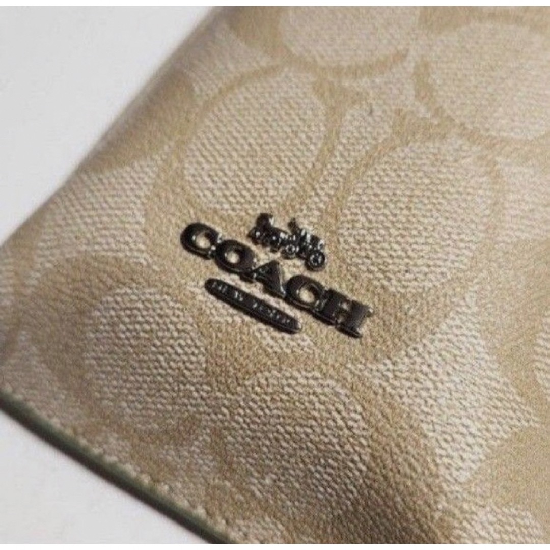 COACH(コーチ)の新品未使用　COACH スマホショルダー 大人気！　カーキ　グリーン　シグネチャ レディースのバッグ(ショルダーバッグ)の商品写真