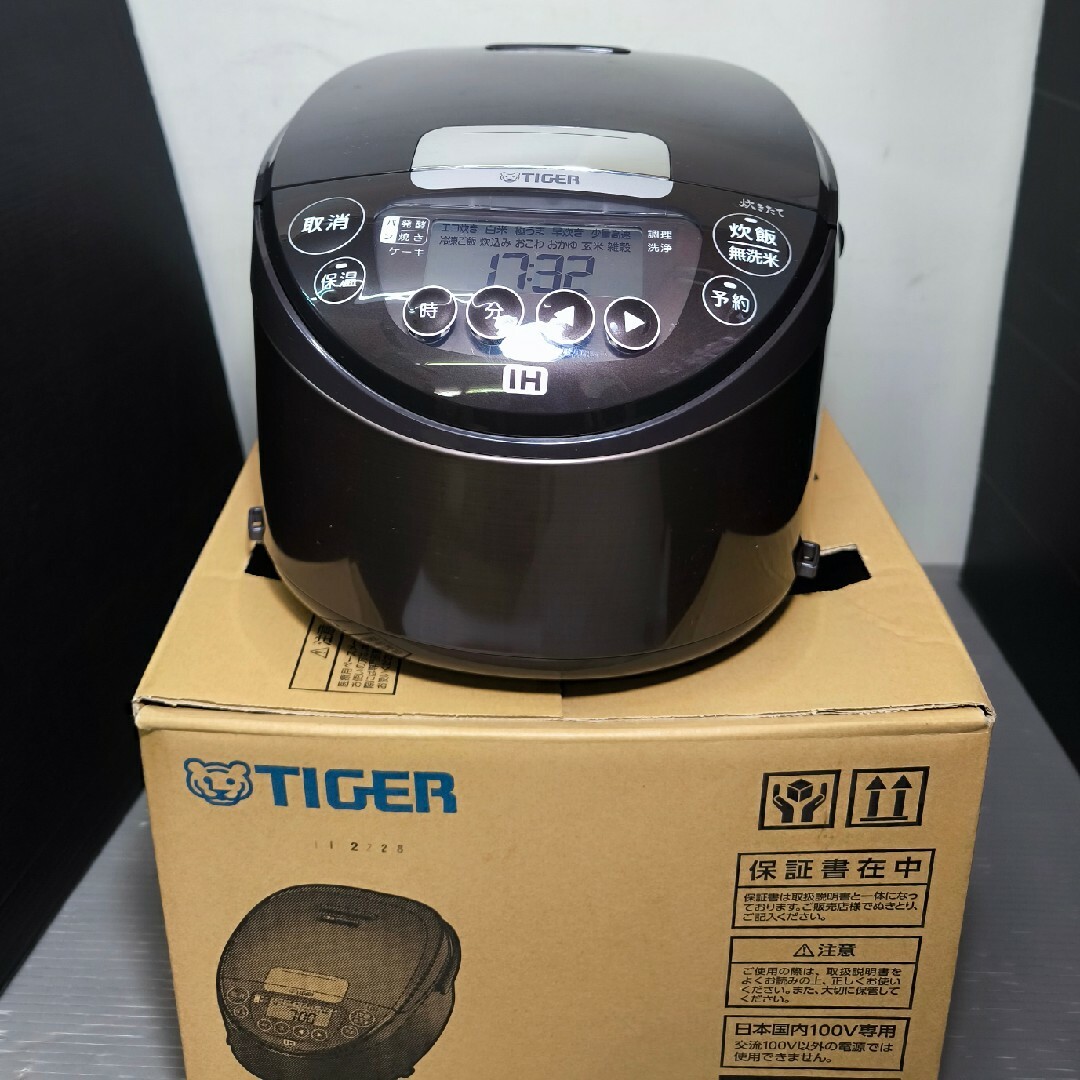 TIGER(タイガー)のタイガー IHジャー炊飯器 5.5合炊き JPW-D100 スマホ/家電/カメラの調理家電(炊飯器)の商品写真