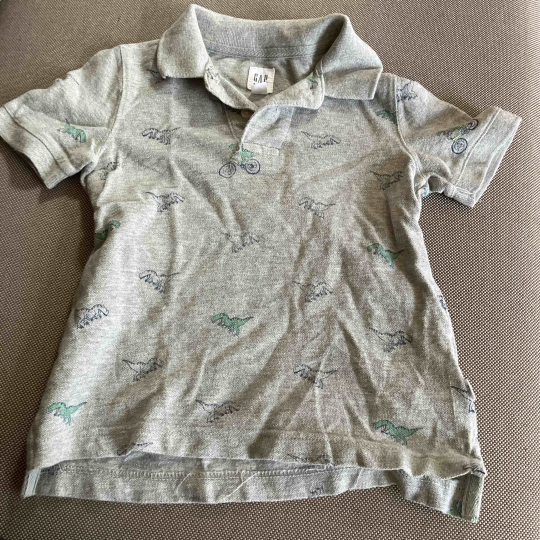 GAP(ギャップ)のGAP. 恐竜ポロシャツ　XS キッズ/ベビー/マタニティのキッズ服男の子用(90cm~)(Tシャツ/カットソー)の商品写真