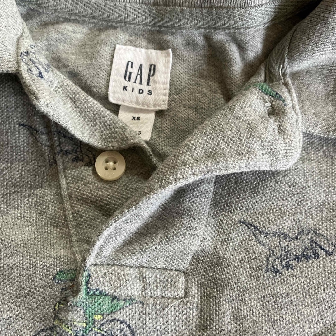 GAP(ギャップ)のGAP. 恐竜ポロシャツ　XS キッズ/ベビー/マタニティのキッズ服男の子用(90cm~)(Tシャツ/カットソー)の商品写真