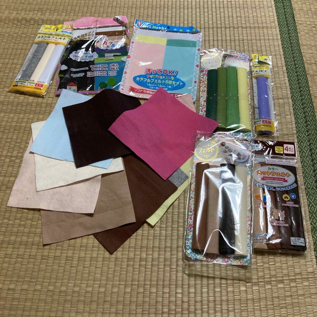 DAISO(ダイソー)のフェルトと刺繍糸セット ハンドメイドの素材/材料(生地/糸)の商品写真