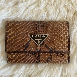 PRADA - 【美品】プラダ  PRADA  キーケース パイソン 三角プレート ６連