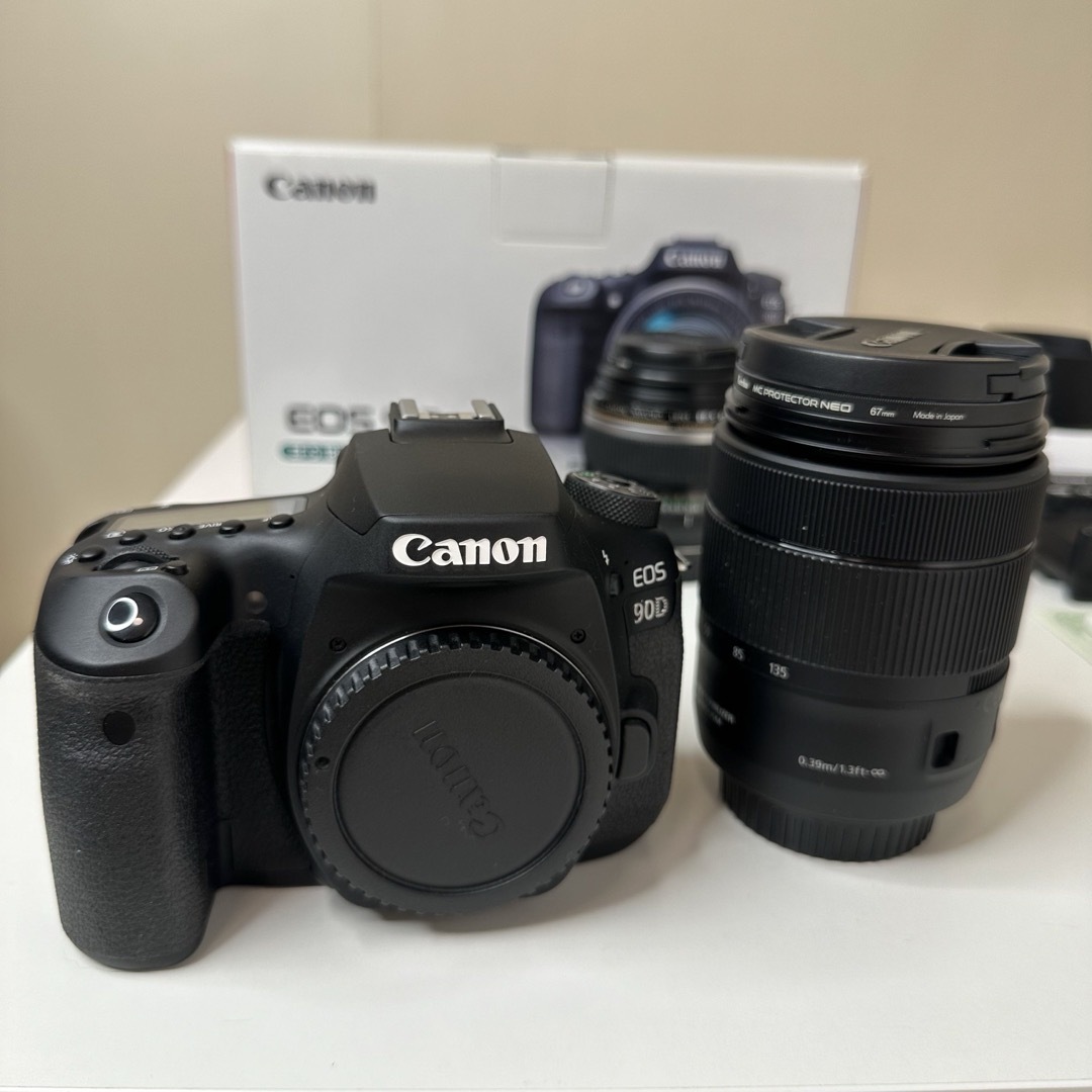 Canon(キヤノン)のキヤノン EOS 90D EF-S18-135 IS USM レンズキット(1セ スマホ/家電/カメラのカメラ(デジタル一眼)の商品写真