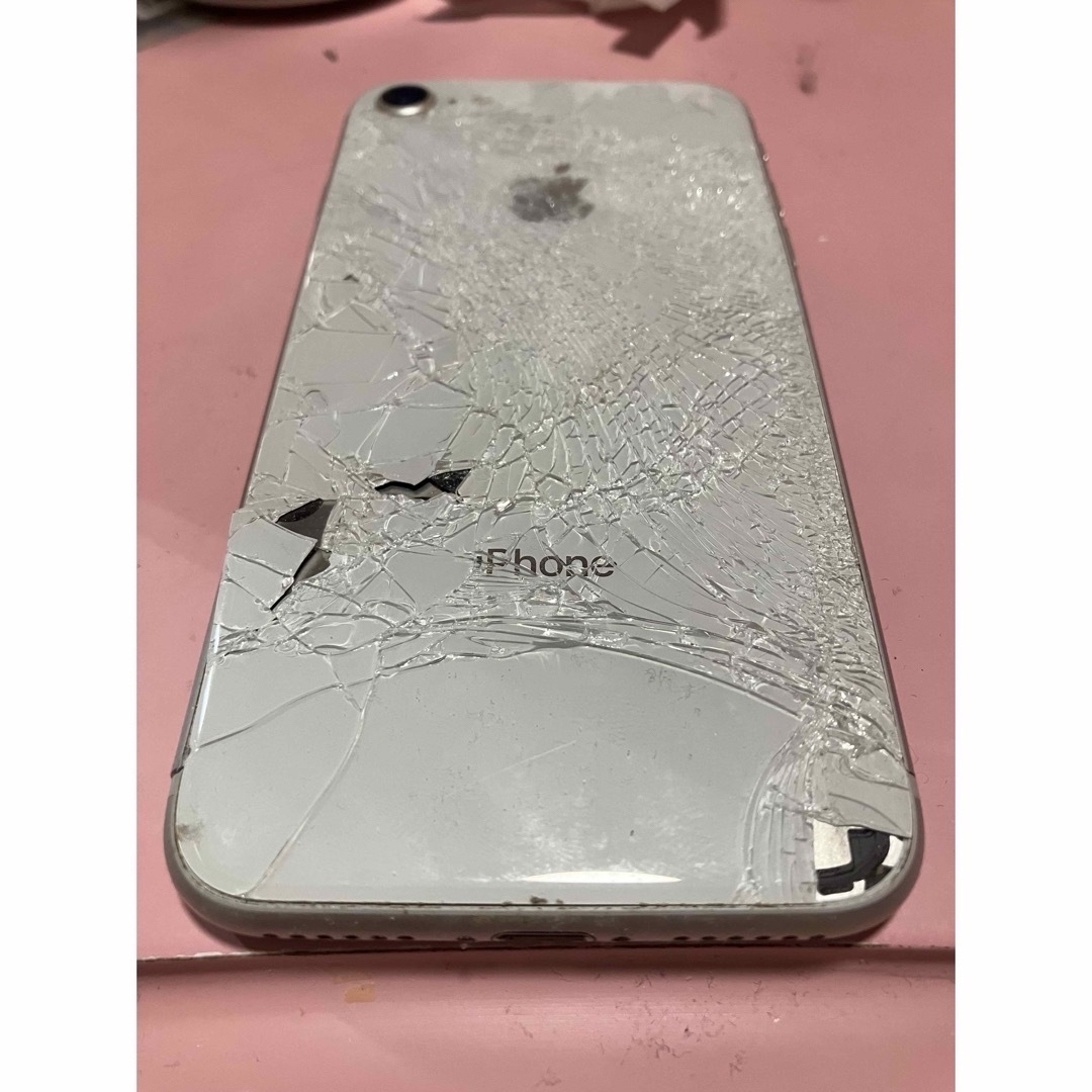 Apple(アップル)のジャンク iPhone８ 64GB  スマホ/家電/カメラのスマートフォン/携帯電話(スマートフォン本体)の商品写真