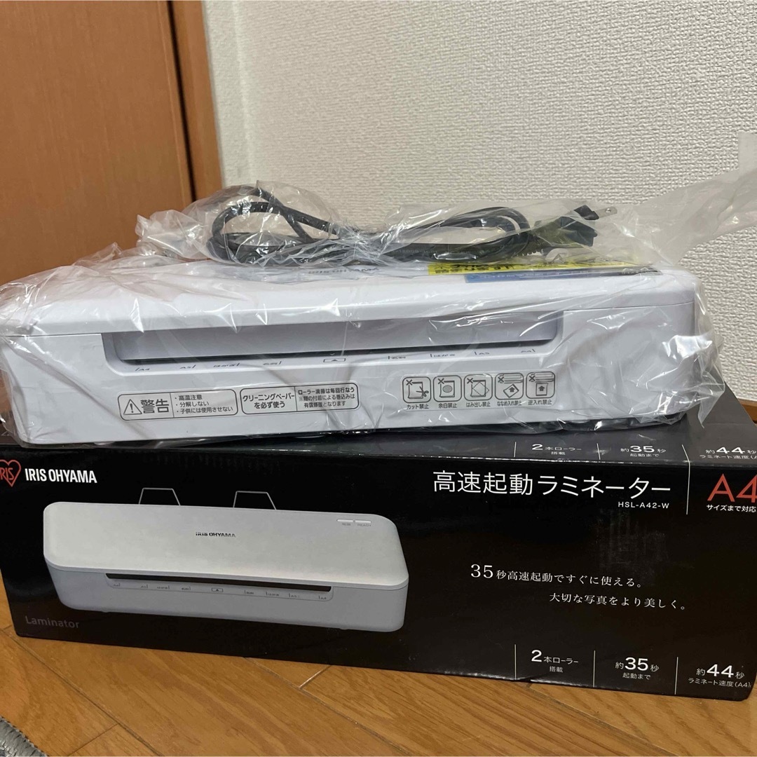 アイリスオーヤマ(アイリスオーヤマ)のアイリスオーヤマ　高速起動ラミネーター（2本ローラータイプ） HSL-A42-W スマホ/家電/カメラの生活家電(その他)の商品写真