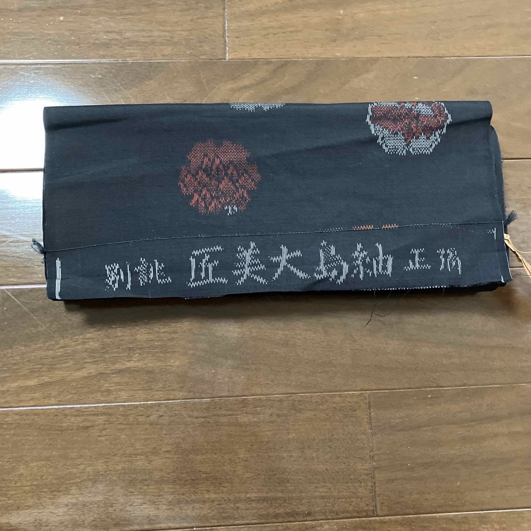 別誂 匠美 大島紬 正絹 反物 黒字 花柄 モダン シック ハンドメイド レディースの水着/浴衣(和装小物)の商品写真