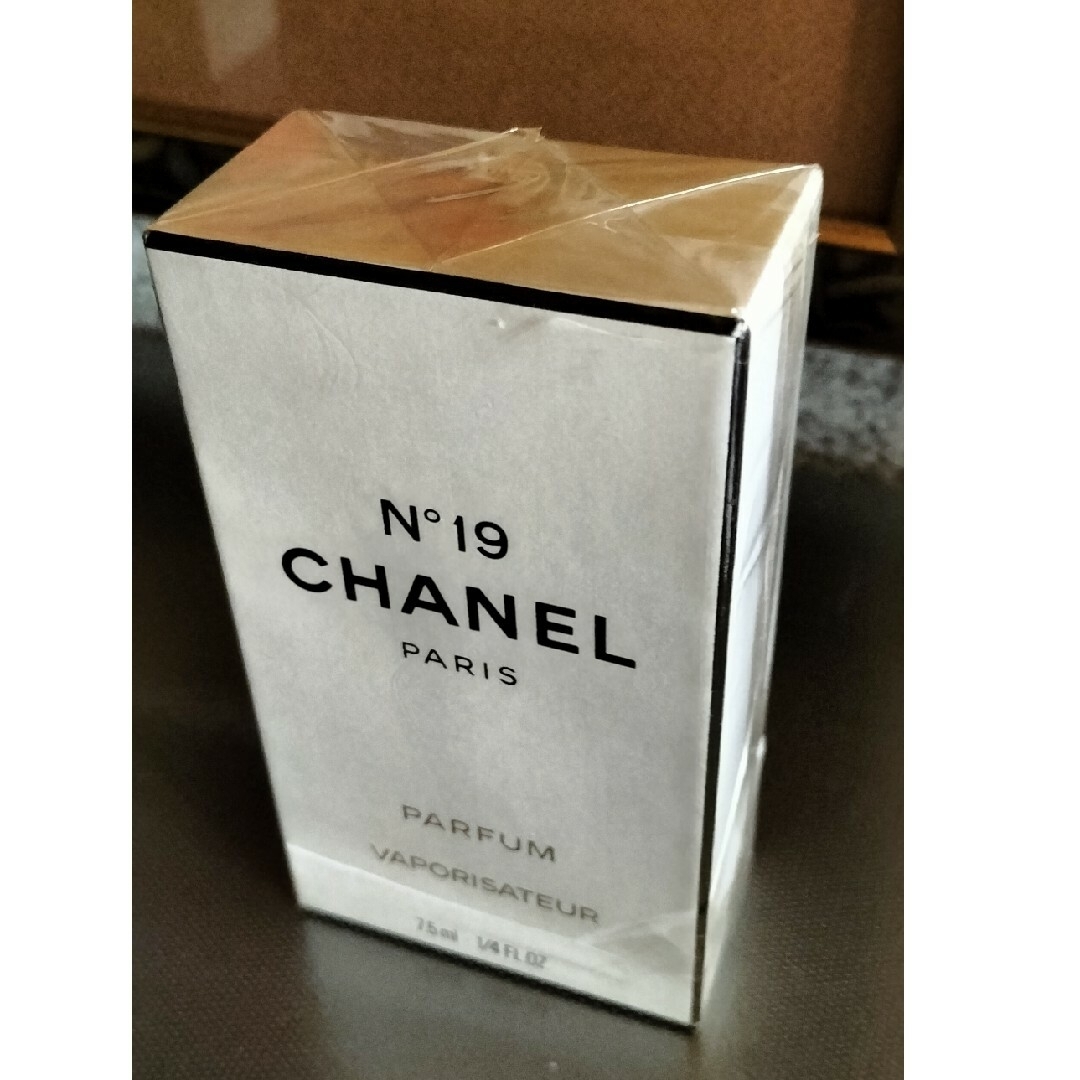 CHANEL(シャネル)のシャネル19番『ピュア・パルファム』7.5ml未使用品 コスメ/美容の香水(香水(女性用))の商品写真