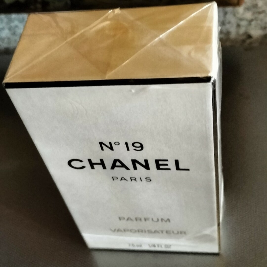 CHANEL(シャネル)のシャネル19番『ピュア・パルファム』7.5ml未使用品 コスメ/美容の香水(香水(女性用))の商品写真