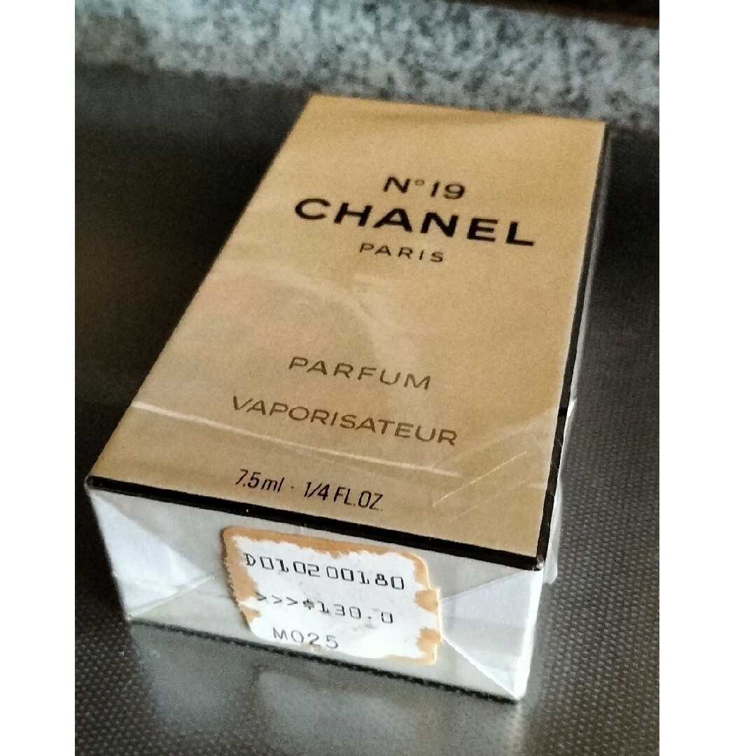 CHANEL(シャネル)のシャネル19番『ピュア・パルファム』7.5ml未使用品 コスメ/美容の香水(香水(女性用))の商品写真