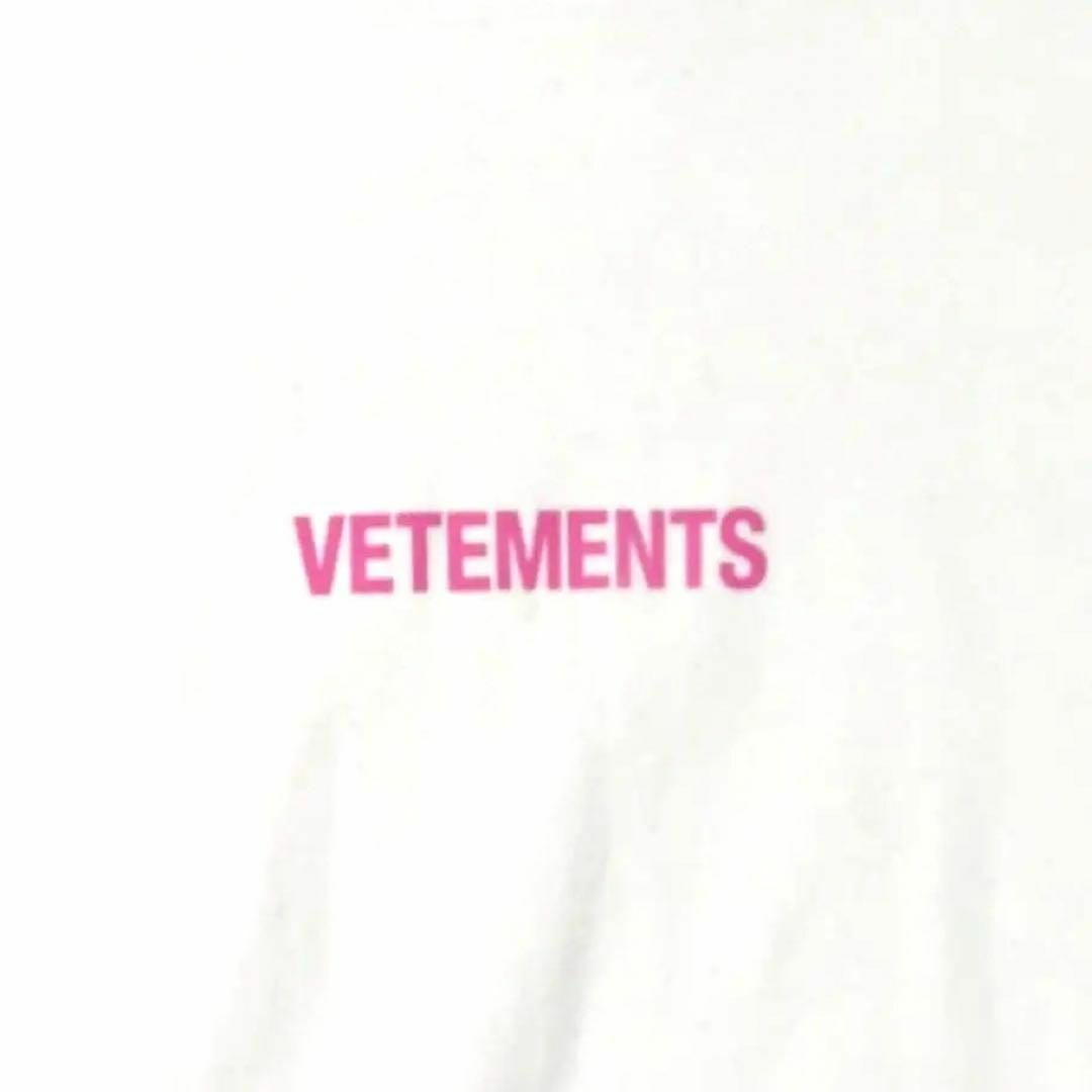 VETEMENTS(ヴェトモン)のVETEMENTS LIMITED ホワイト ロゴ オーバーサイズ Tシャツ メンズのトップス(Tシャツ/カットソー(七分/長袖))の商品写真