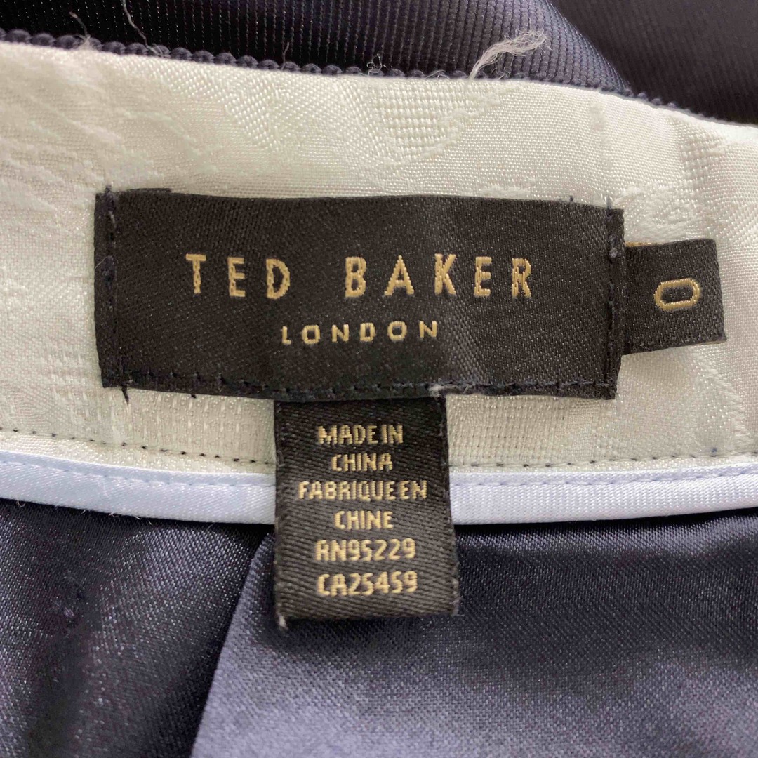 TED BAKER(テッドベイカー)のTED BAKER テッドベイカー 黒地　大柄花柄　フラワープリント　水彩画風　レディース ロングスカート レディースのスカート(ロングスカート)の商品写真