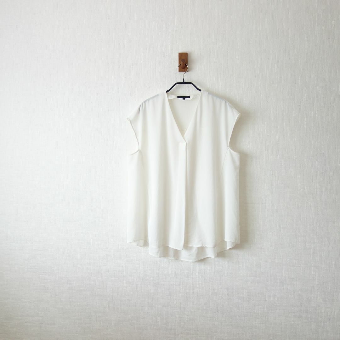 ICB(アイシービー)のiCB/Ｎａｎｎａ Ｖネックブラウス レディースのトップス(シャツ/ブラウス(半袖/袖なし))の商品写真