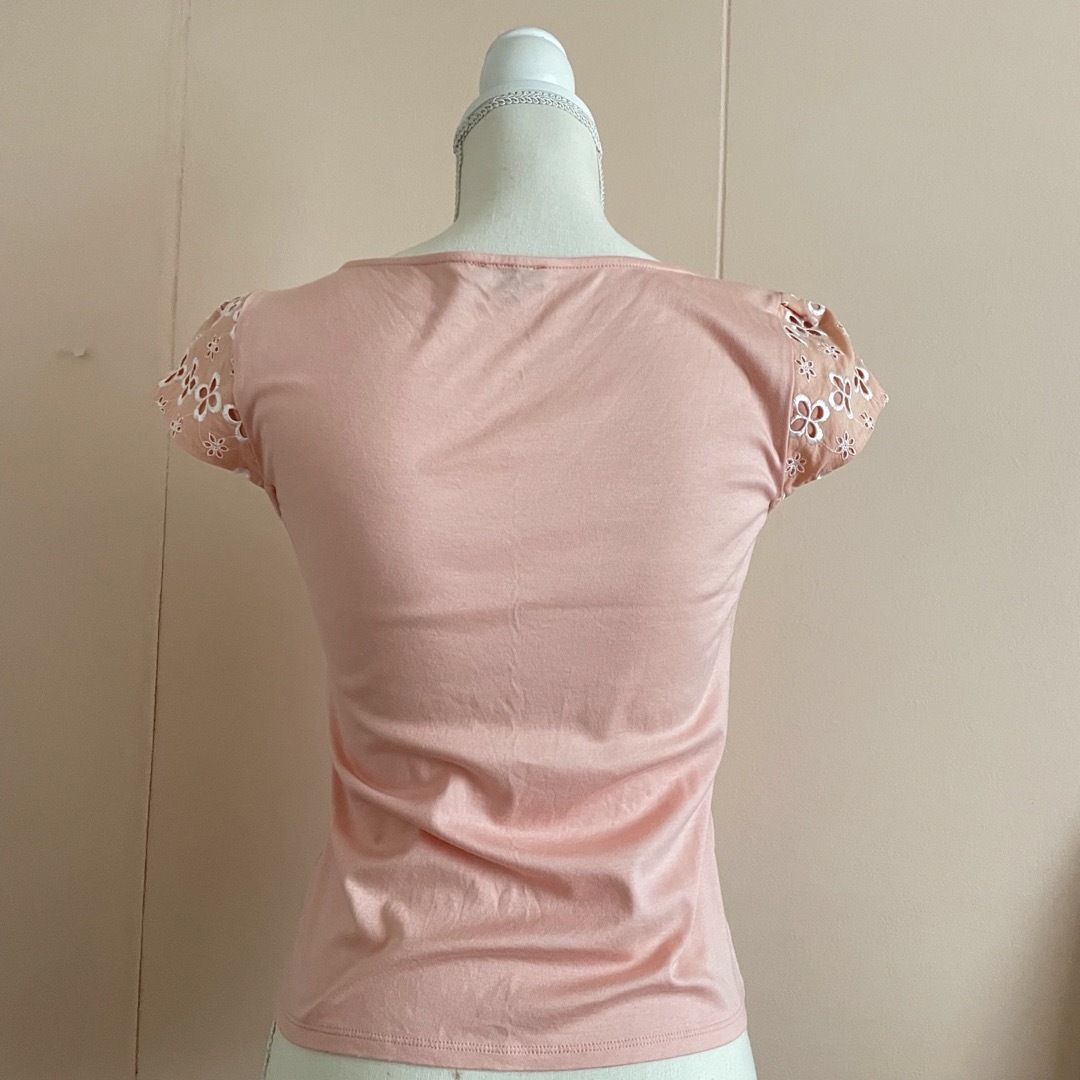 TOCCA(トッカ)の【送料込み】TOCCA リボンが可愛いTシャツ　ピーチピンク メンズのトップス(Tシャツ/カットソー(半袖/袖なし))の商品写真