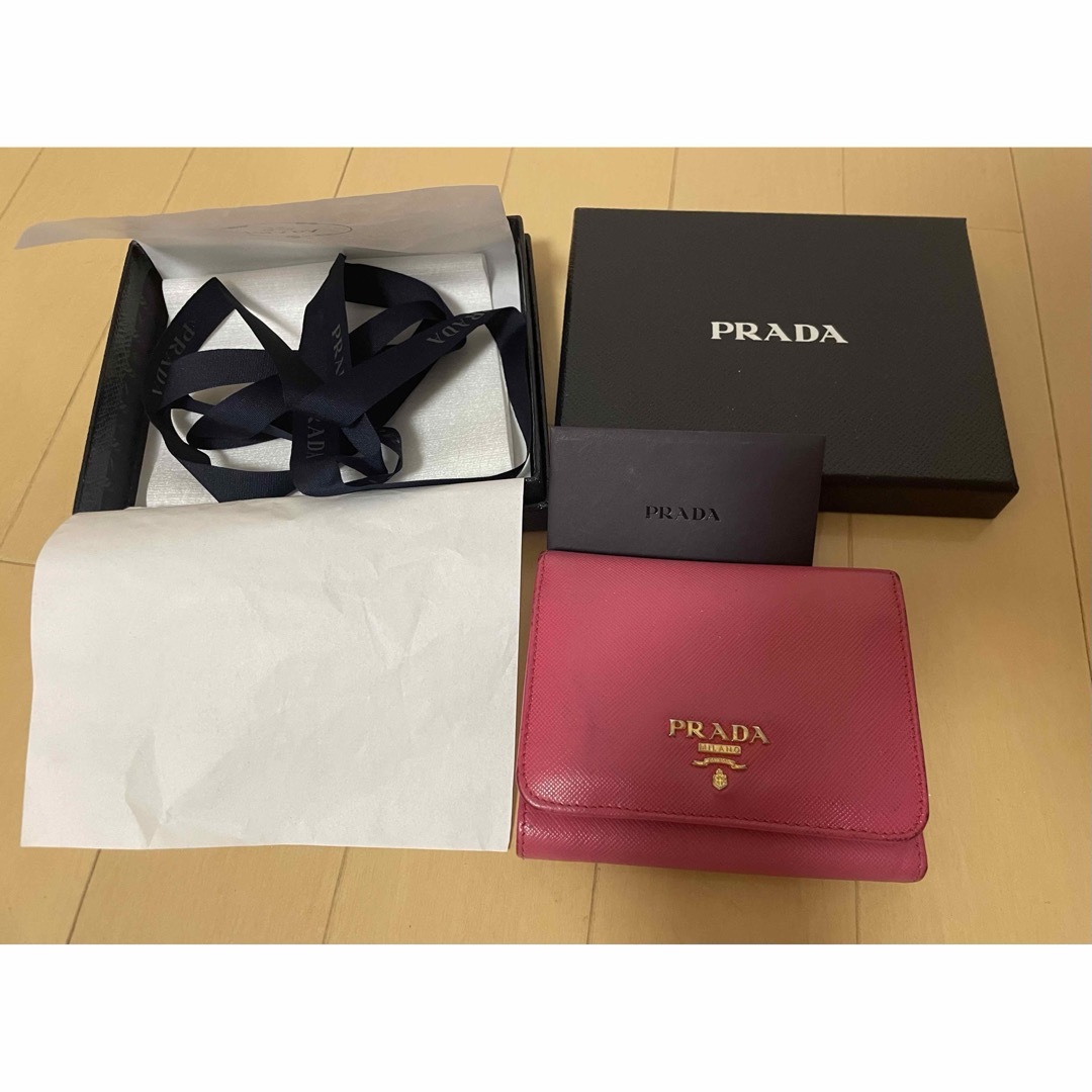 PRADA(プラダ)のPRADA　プラダ　三つ折り財布　サフィアーノレザー　ゴールドロゴ　ピンク レディースのファッション小物(財布)の商品写真
