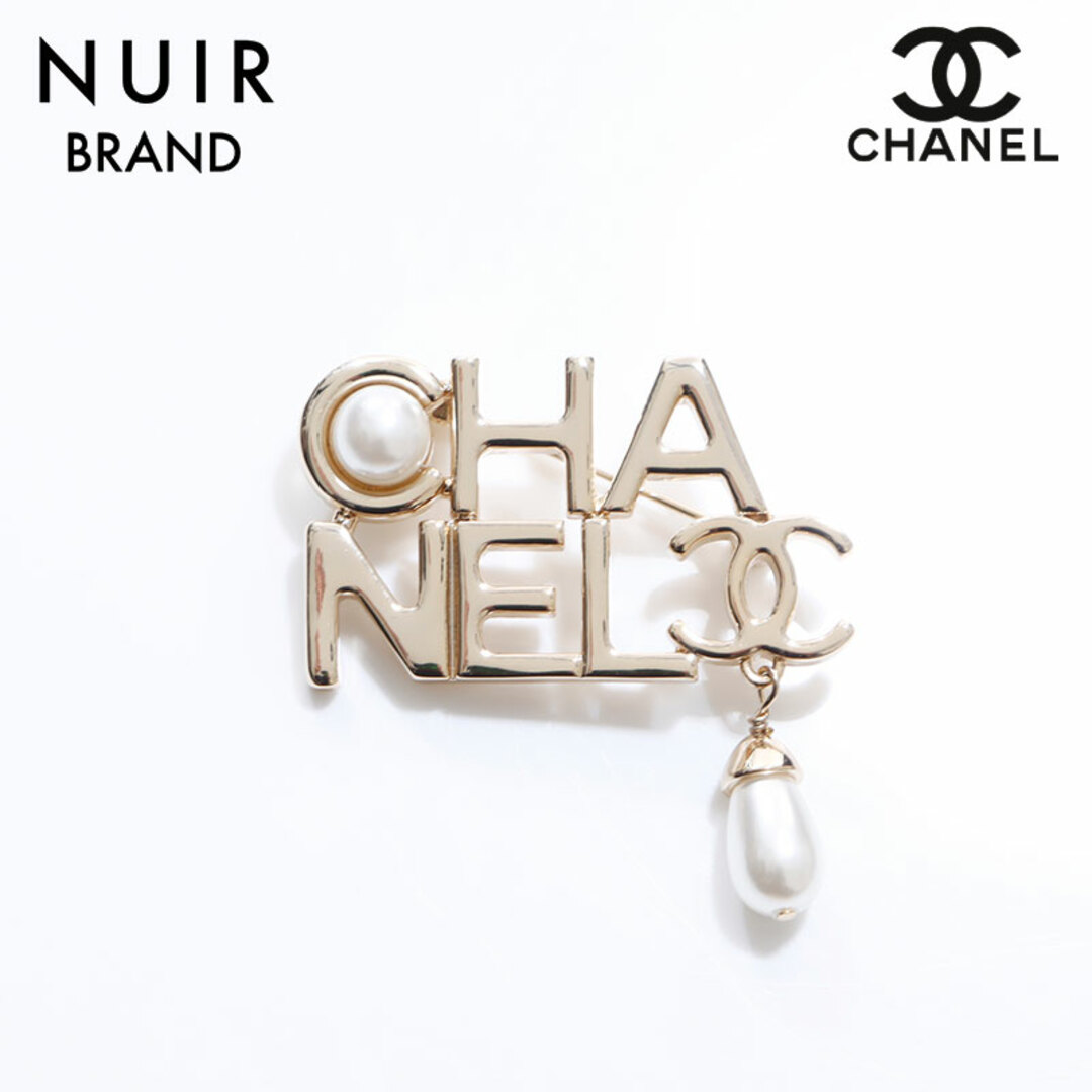 CHANEL(シャネル)のシャネル CHANEL ロゴ パール ブローチ レディースのアクセサリー(ブローチ/コサージュ)の商品写真