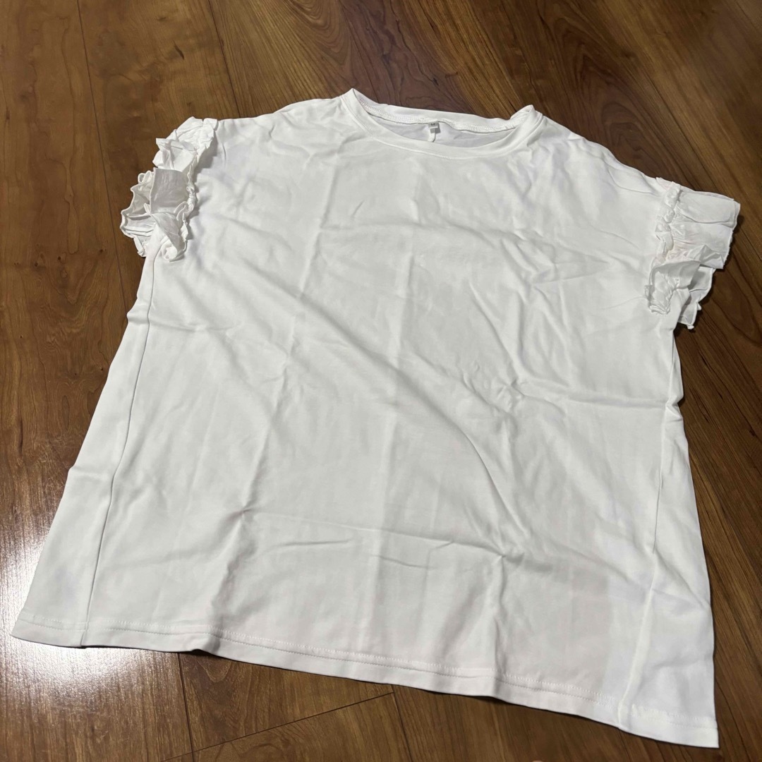 coca(コカ)のcoca コカ　肩フリルトップス　ホワイト　Mサイズ　美品 レディースのトップス(Tシャツ(半袖/袖なし))の商品写真