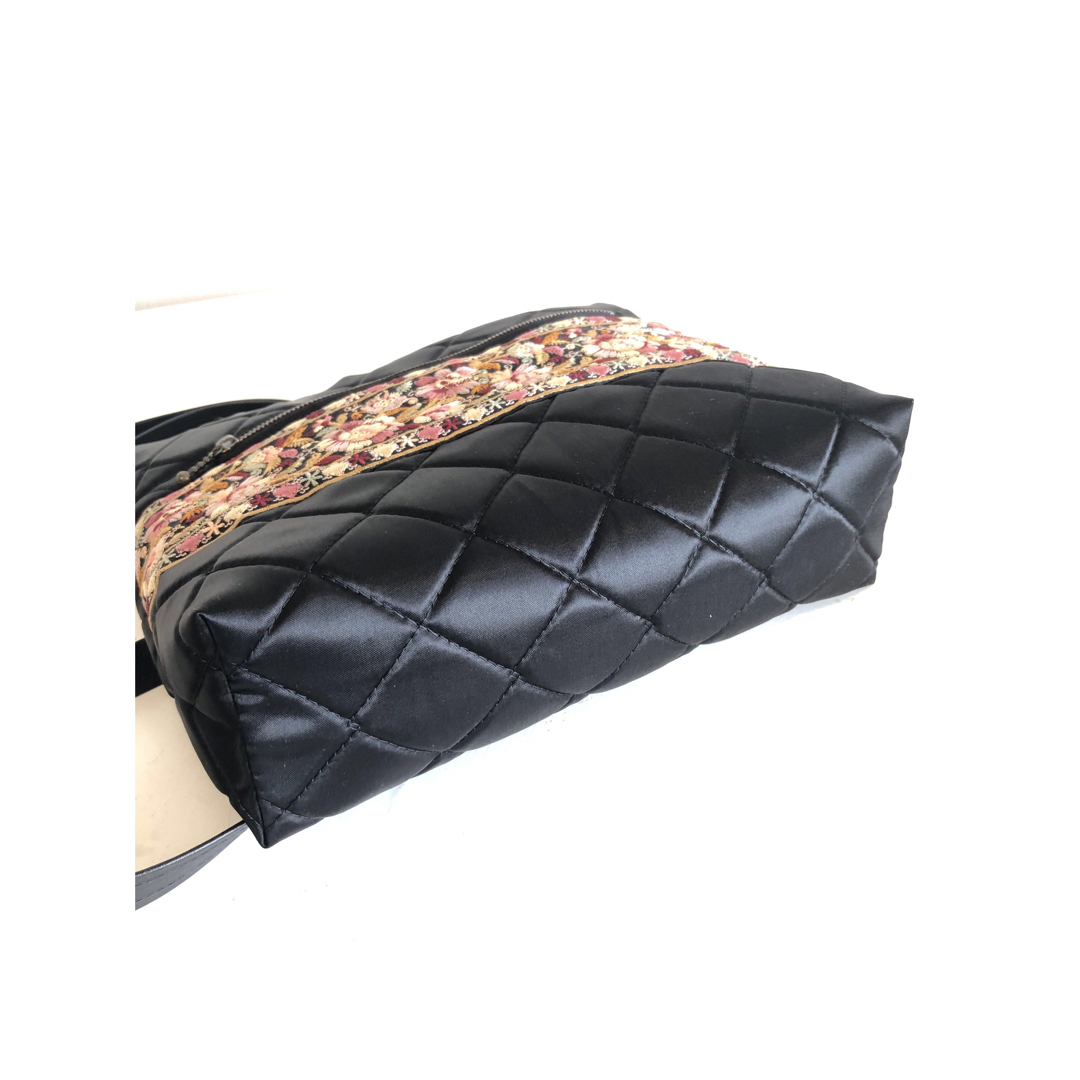 軽いショルダーバック　黒系サテンキルト ハンドメイドのファッション小物(バッグ)の商品写真