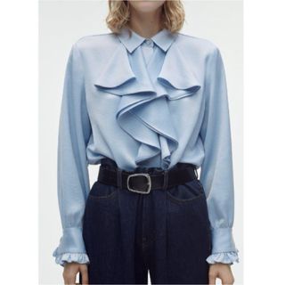 ザラ(ZARA)のZARA サテンフリルシャツ　ブラウス　ビジュー　フリル　水色(シャツ/ブラウス(長袖/七分))