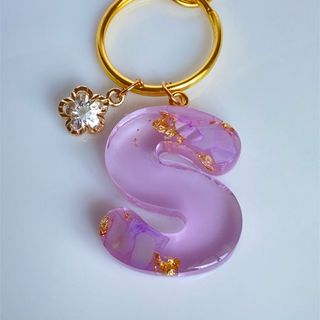 No.26 イニシャルキーホルダー　Ｓ　レジン　クラッシュシェル　パープル　紫(キーホルダー/ストラップ)