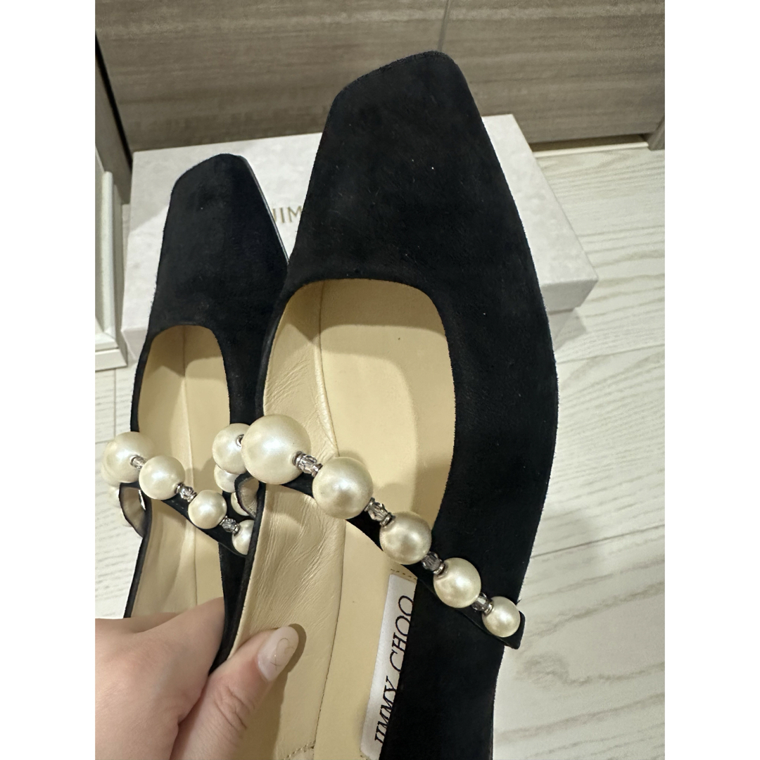 JIMMY CHOO(ジミーチュウ)の【美品✨】ジミーチュウ スウェード パンプス パール ビジュー レディースの靴/シューズ(バレエシューズ)の商品写真