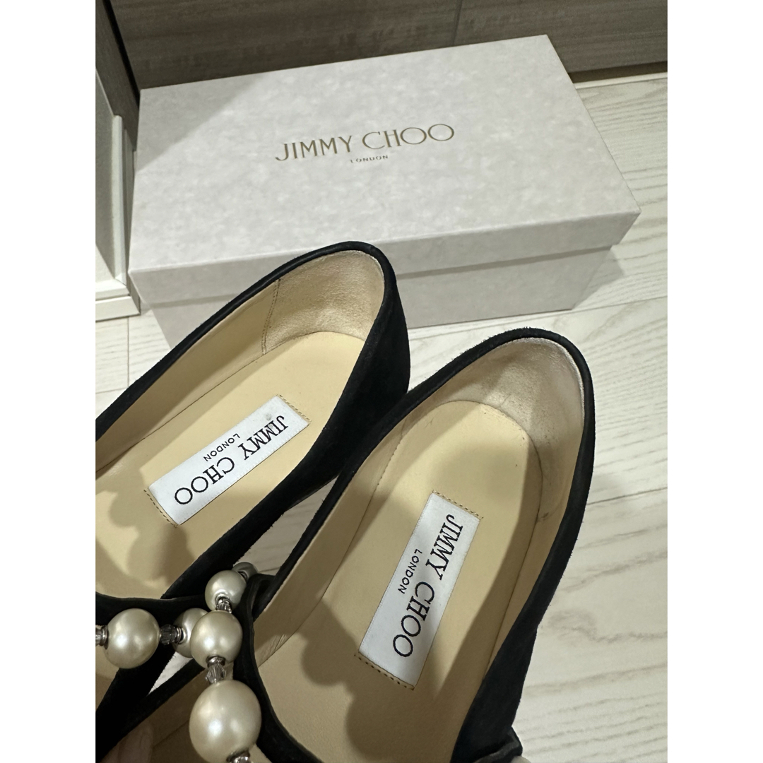 JIMMY CHOO(ジミーチュウ)の【美品✨】ジミーチュウ スウェード パンプス パール ビジュー レディースの靴/シューズ(バレエシューズ)の商品写真