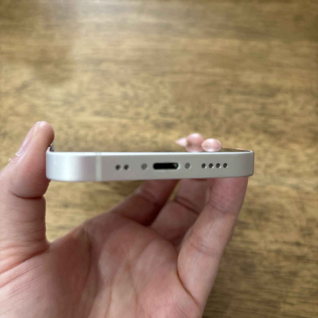 Apple(アップル)の美品　iPhone13mini スターライト 256GB SIMフリー　ホワイト スマホ/家電/カメラのスマートフォン/携帯電話(スマートフォン本体)の商品写真