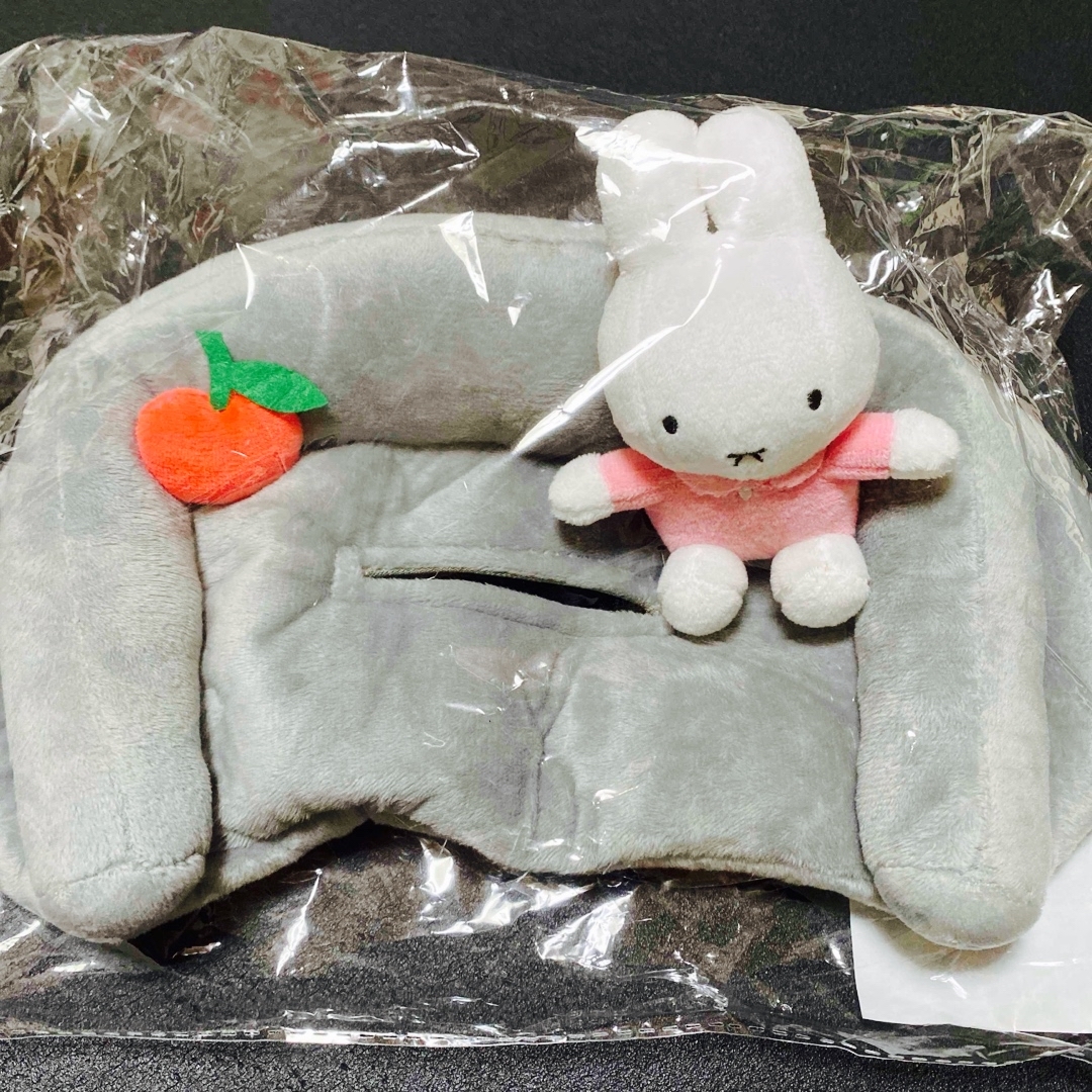 miffy(ミッフィー)の未使用ミッフィーマスコット付きティッシュケースカバー エンタメ/ホビーのおもちゃ/ぬいぐるみ(キャラクターグッズ)の商品写真