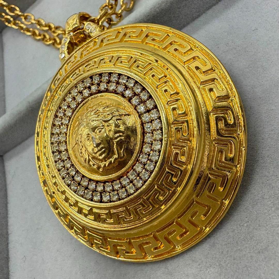 VERSACE(ヴェルサーチ)の【希少】versace メデューサ　ゴールドチェーンネックレス　ストーン付き レディースのアクセサリー(ネックレス)の商品写真