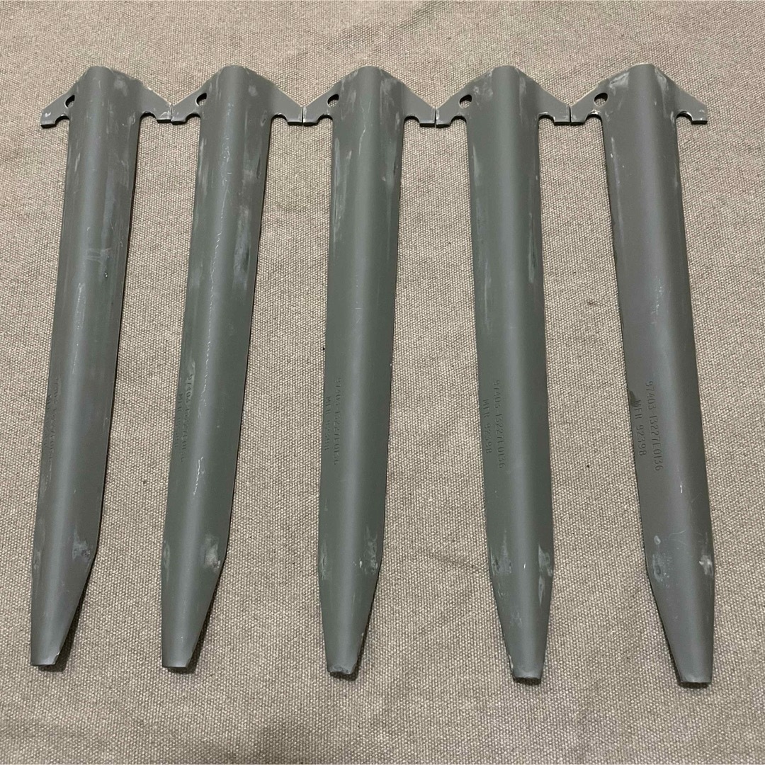 MILITARY(ミリタリー)のデッドストック！　全て同ロット！　米軍　実物放出品　30cm  ロングペグ　① スポーツ/アウトドアのアウトドア(テント/タープ)の商品写真