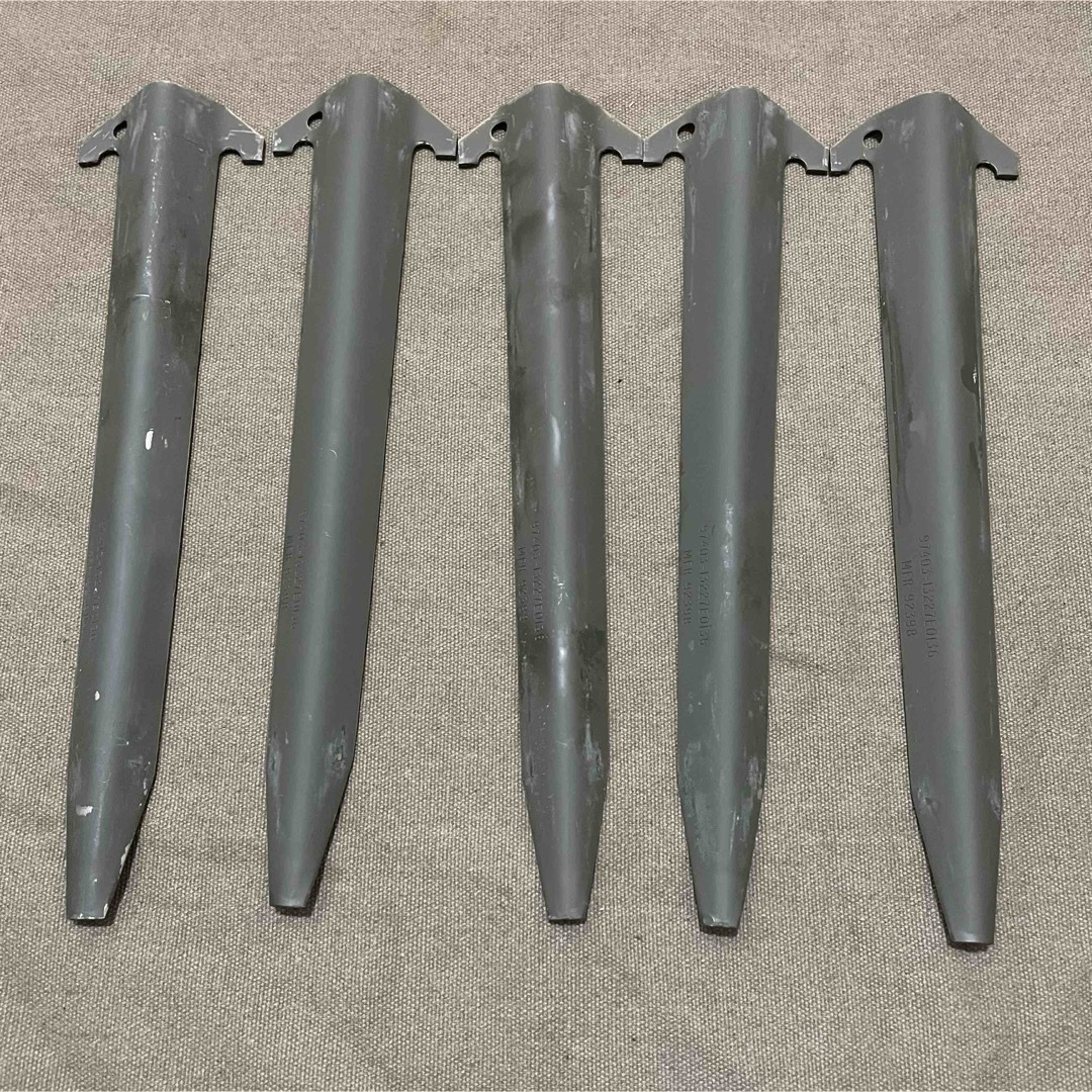 MILITARY(ミリタリー)のデッドストック！　全て同ロット！　米軍　実物放出品　30cm  ロングペグ　① スポーツ/アウトドアのアウトドア(テント/タープ)の商品写真