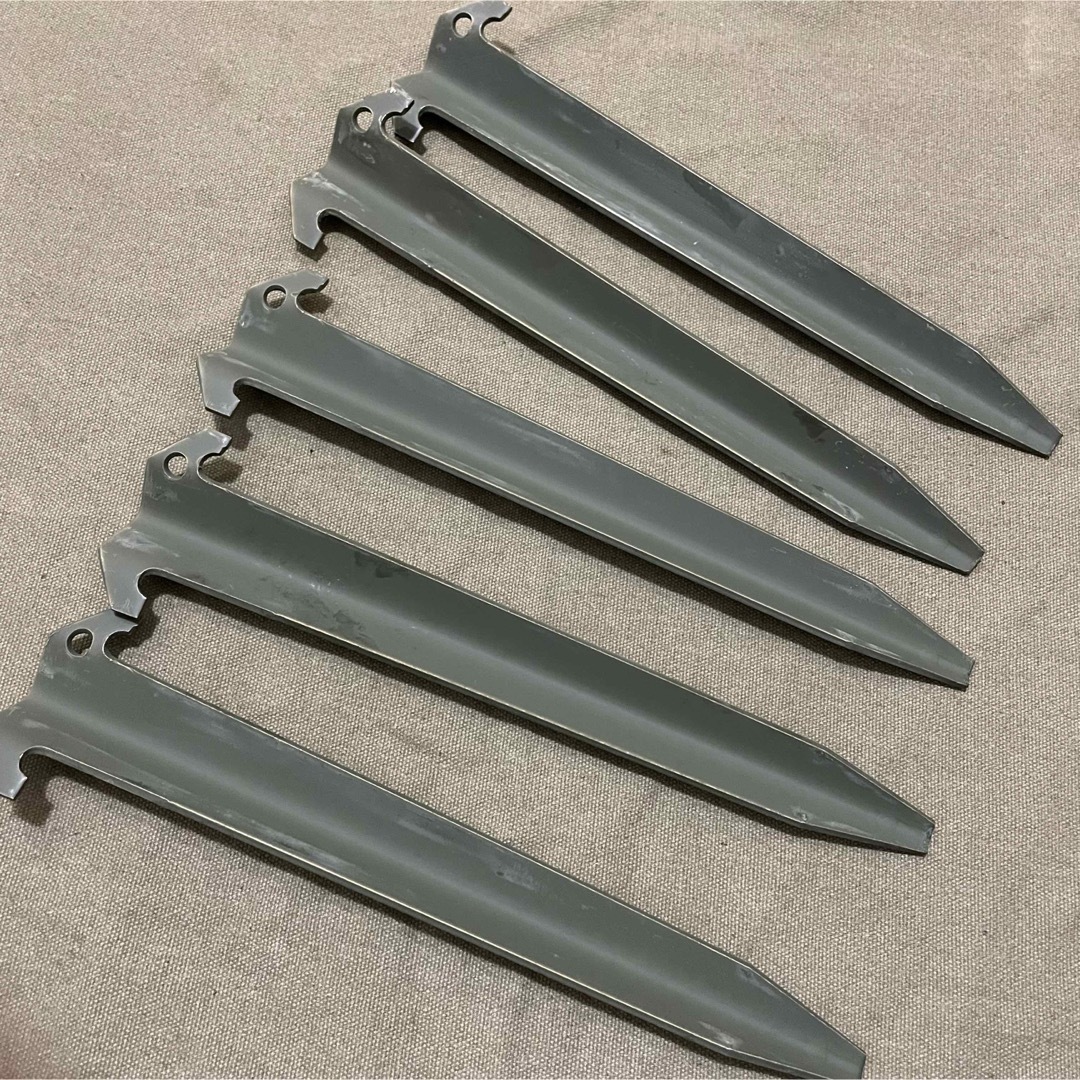 MILITARY(ミリタリー)のデッドストック！　全て同ロット！　米軍　実物放出品　30cm  ロングペグ　① スポーツ/アウトドアのアウトドア(テント/タープ)の商品写真