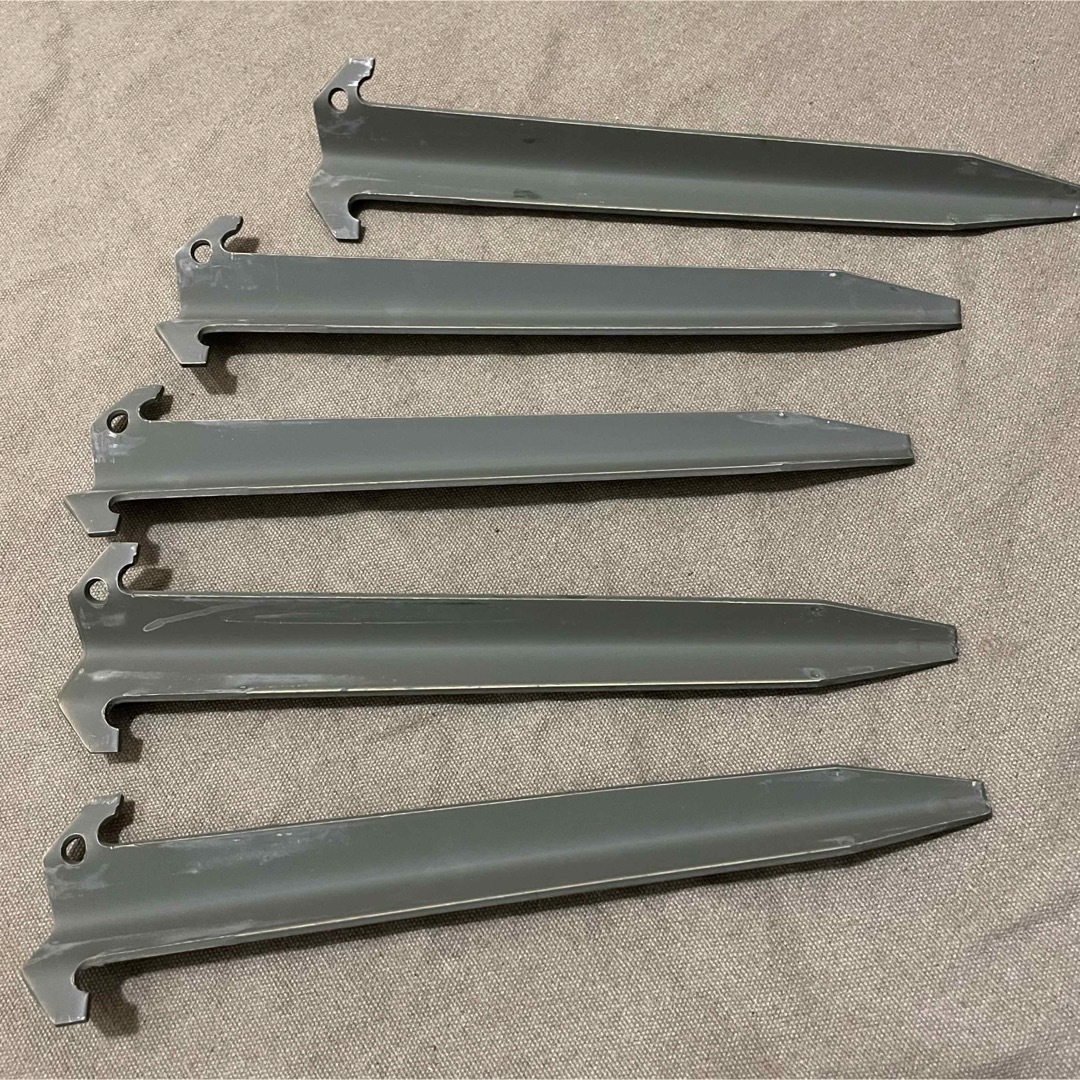 MILITARY(ミリタリー)のデッドストック！　全て同ロット！　米軍　実物放出品　30cm  ロングペグ　① スポーツ/アウトドアのアウトドア(テント/タープ)の商品写真