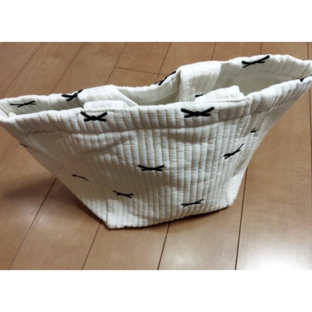 キルトバッグ ヌビバッグ 小 リボン刺繍 韓国イブル ショルダー付き ホワイ レディースのバッグ(トートバッグ)の商品写真