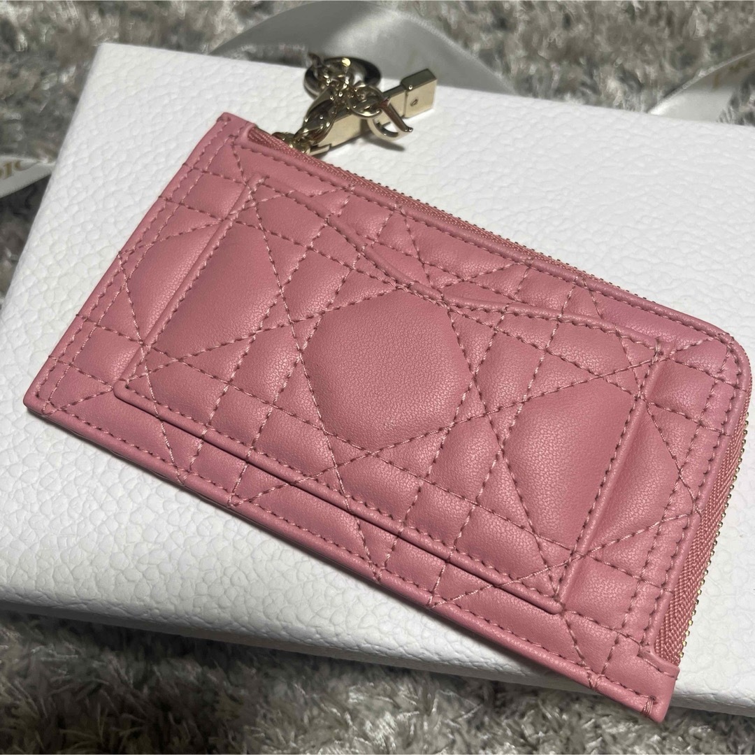 Christian Dior(クリスチャンディオール)の新品　箱付き　DIOR ディオール　LADY DIOR ジップ　カードホルダー レディースのファッション小物(パスケース/IDカードホルダー)の商品写真