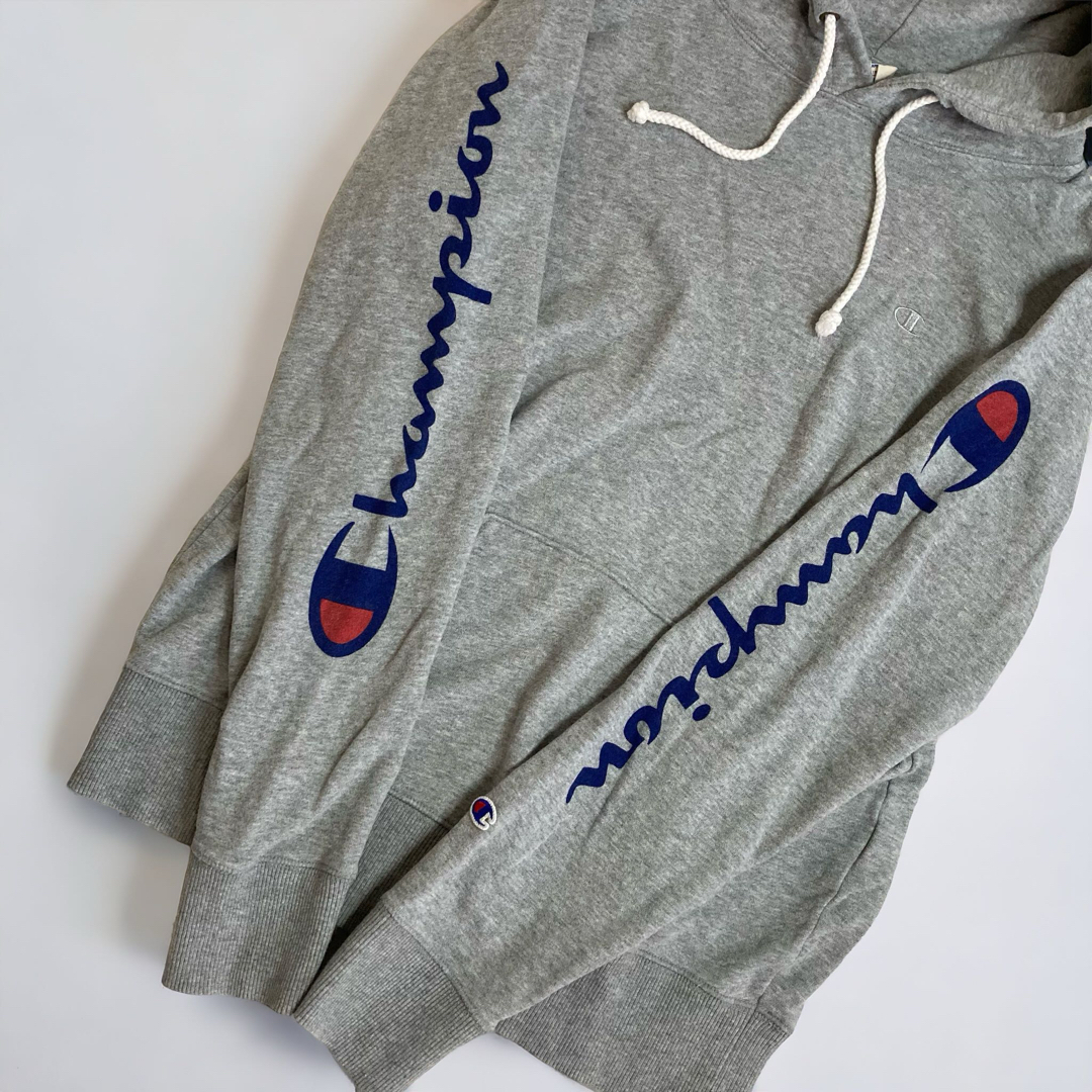 Champion(チャンピオン)の美品　Champion　袖スプリクトロゴ スウェットパーカー　M　グレー メンズのトップス(パーカー)の商品写真