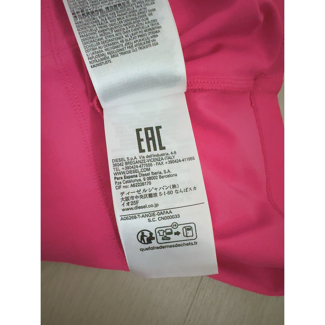 DIESEL(ディーゼル)の【新品未使用】DIESEL ディーゼル　くり抜きロゴTシャツ  XL ピンク レディースのトップス(Tシャツ(半袖/袖なし))の商品写真