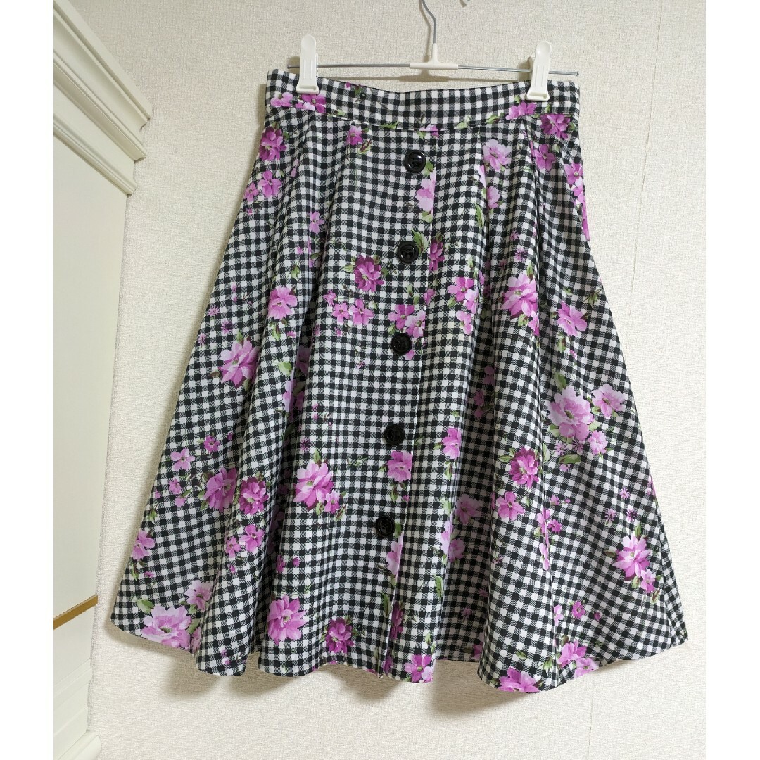 LAISSE PASSE(レッセパッセ)のレッセパッセ　ギンガムチェック　花柄　スカート レディースのスカート(ひざ丈スカート)の商品写真