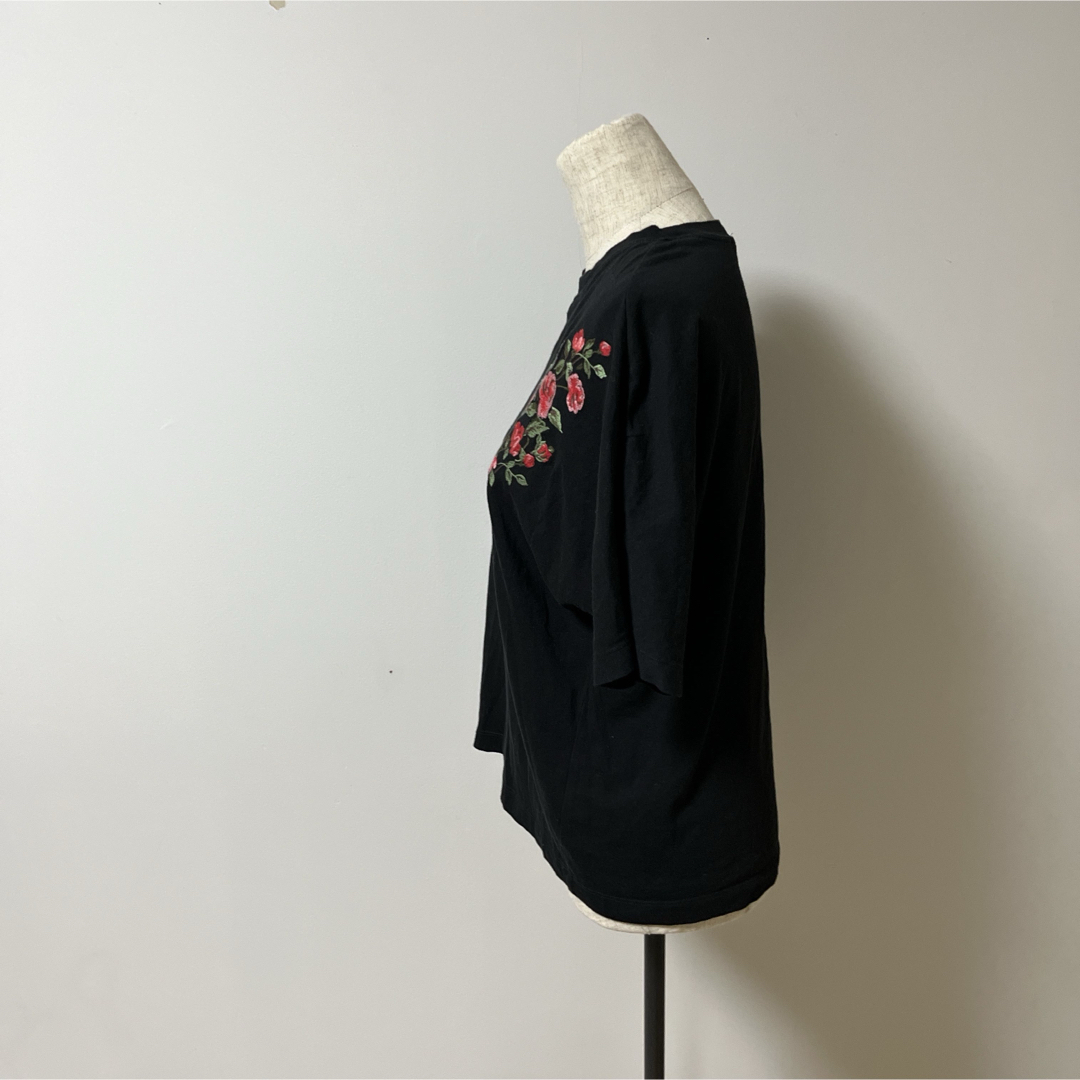 GU(ジーユー)の【GU】レディース　ブラック　花柄　ブラウス　シャツ　Tシャツ　トップス　半袖 メンズのトップス(Tシャツ/カットソー(半袖/袖なし))の商品写真