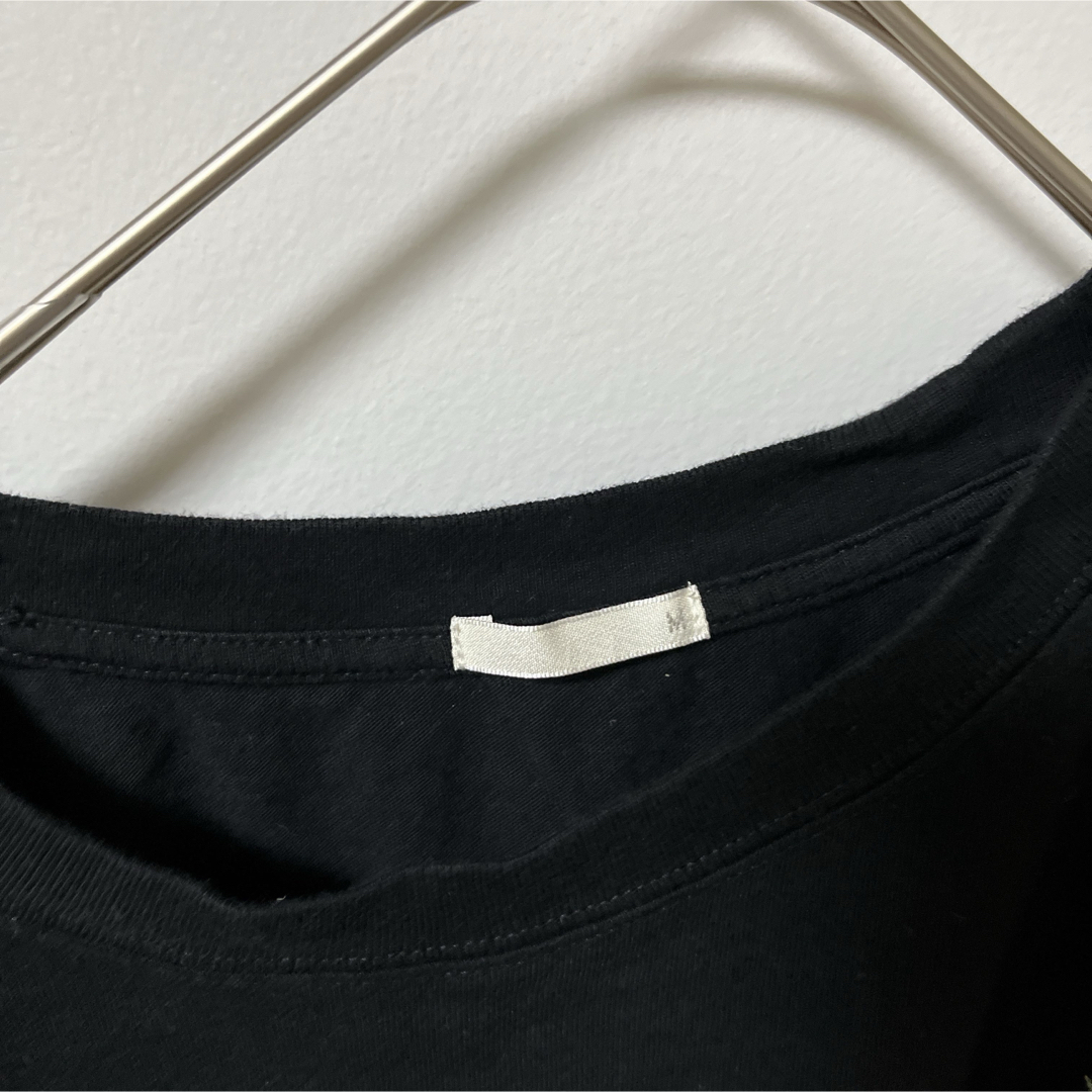 GU(ジーユー)の【GU】レディース　ブラック　花柄　ブラウス　シャツ　Tシャツ　トップス　半袖 メンズのトップス(Tシャツ/カットソー(半袖/袖なし))の商品写真
