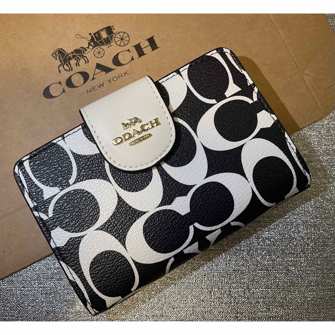 COACH(コーチ)のCOACH  二つ折り　財布　シグネチャー　ブラック　ホワイト　未使用品 レディースのファッション小物(財布)の商品写真