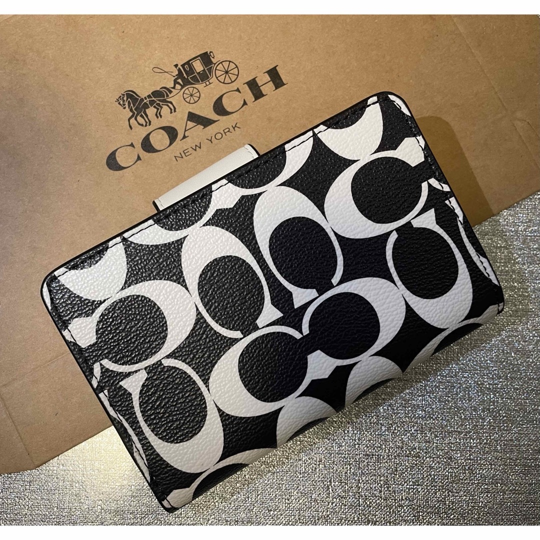 COACH(コーチ)のCOACH  二つ折り　財布　シグネチャー　ブラック　ホワイト　未使用品 レディースのファッション小物(財布)の商品写真