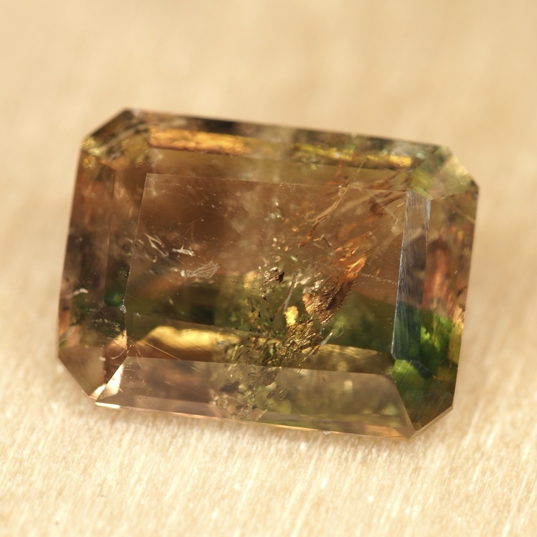 バイカラーアキシナイト 1.424ct ハンドメイドの素材/材料(各種パーツ)の商品写真