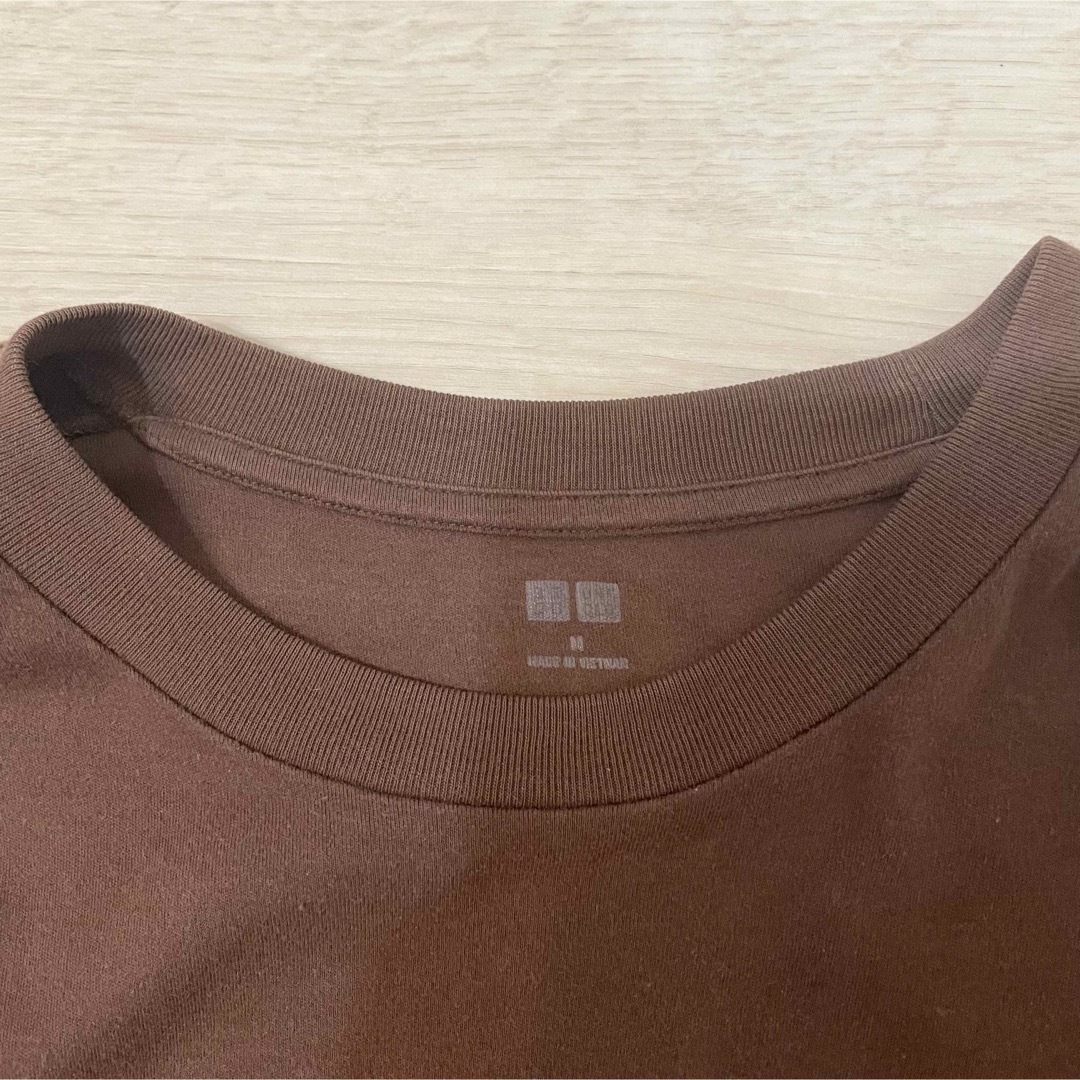 UNIQLO(ユニクロ)のユニクロ ソフトタッチクルーネックTシャツ 長袖 M ブラウン メンズのトップス(Tシャツ/カットソー(七分/長袖))の商品写真