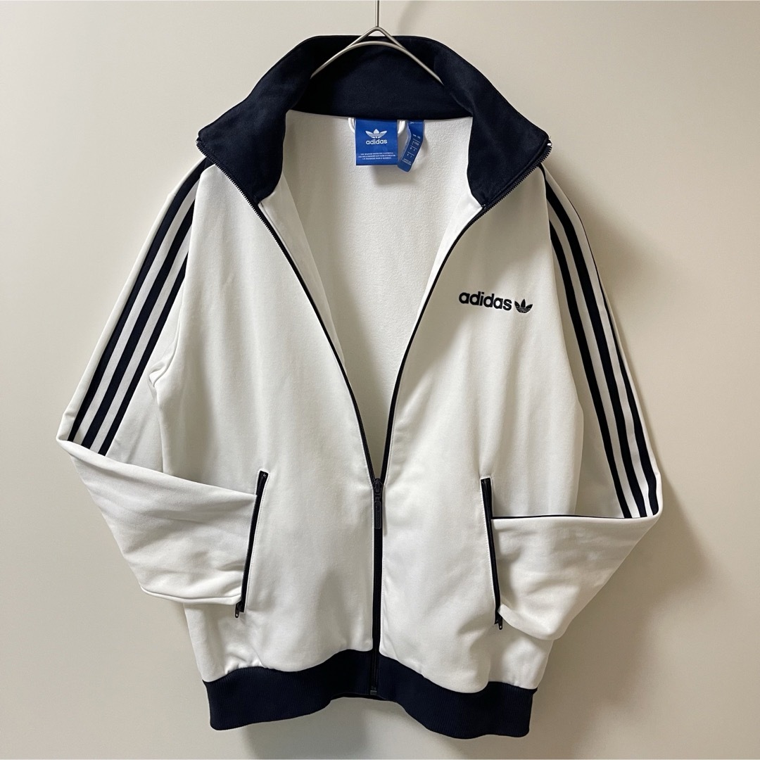 adidas(アディダス)の80s復刻　美品】アディダス刺繍トラックジャケット古着ジャージトップ　ネイビー線 メンズのトップス(ジャージ)の商品写真