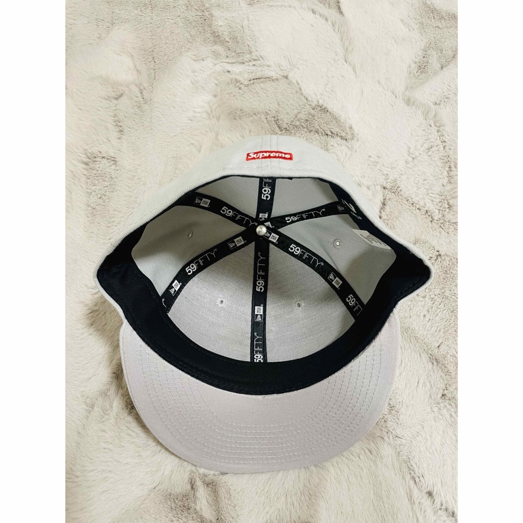 Supreme(シュプリーム)の新品supremeとNEWERAコラボキャップ メンズの帽子(キャップ)の商品写真